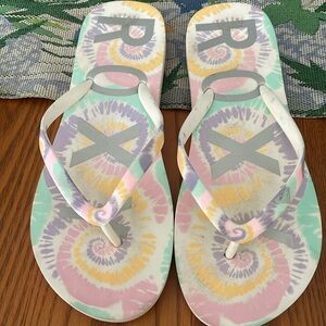 NWOT Roxy tie dye flip flops